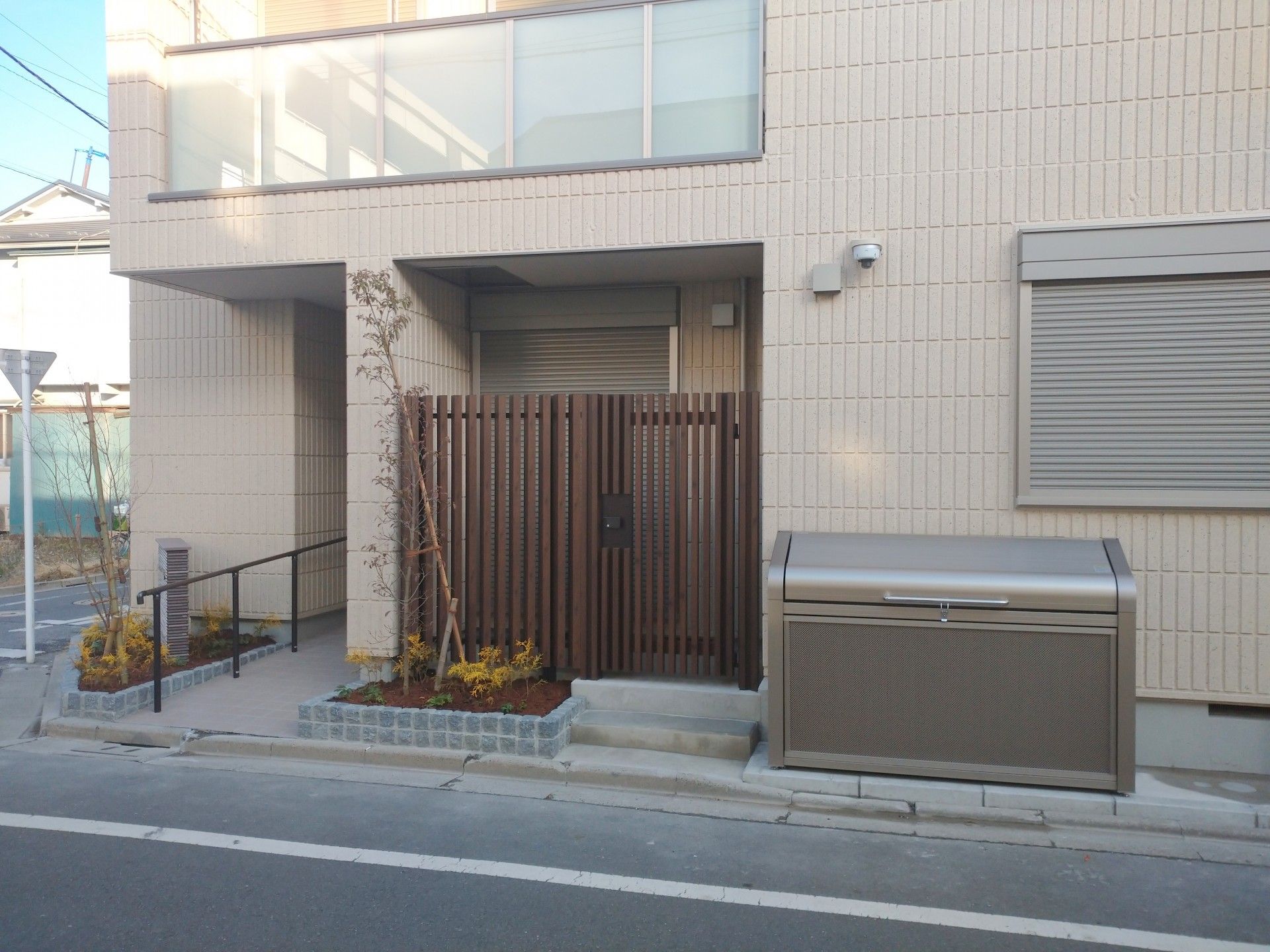 新築そうな外観のエントランス