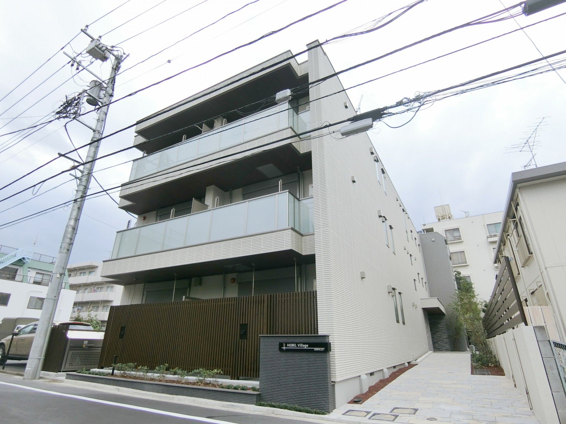 モダンな外観の建物