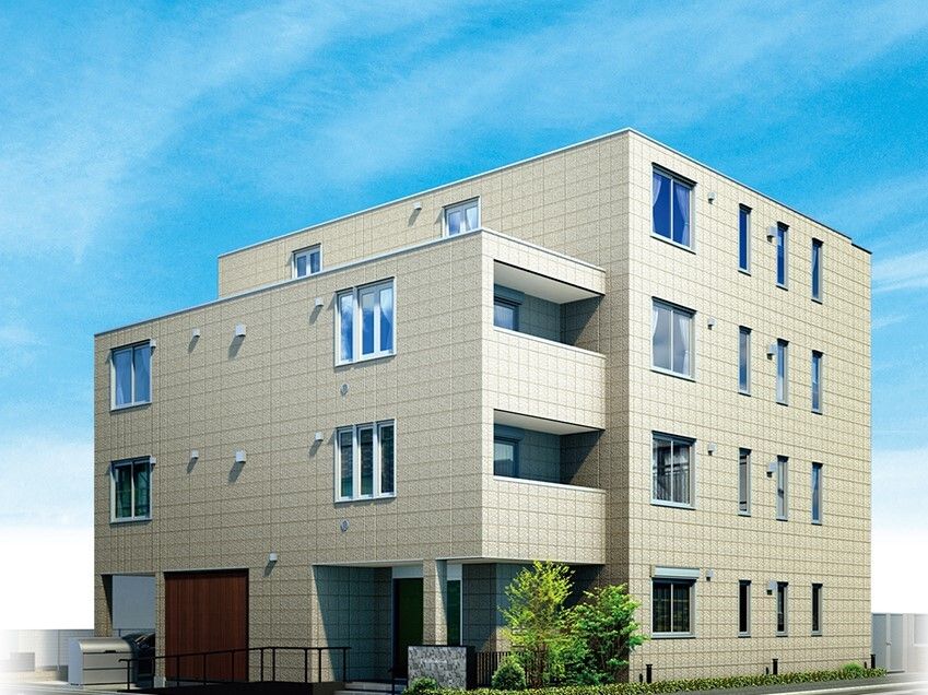 ベージュの建物は一部3階建ての4階建ての建物。ベージュ系の外壁で玄関の周りには草木が植えられている。
