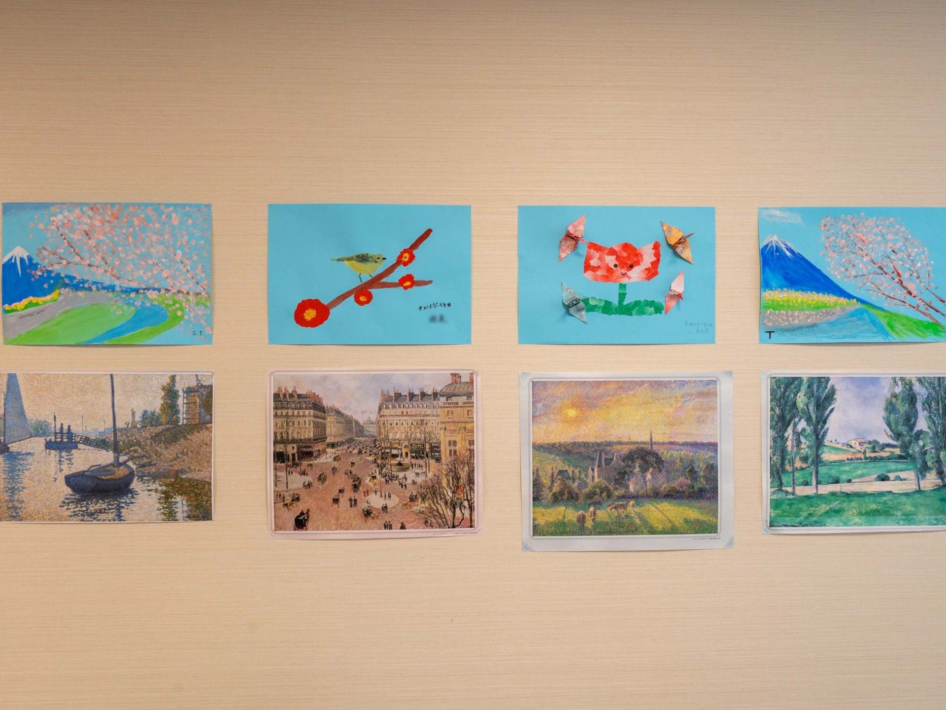 壁に飾られた絵画コレクション