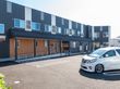 ２階建てで、青の落ち着いた色合いの施設の外観