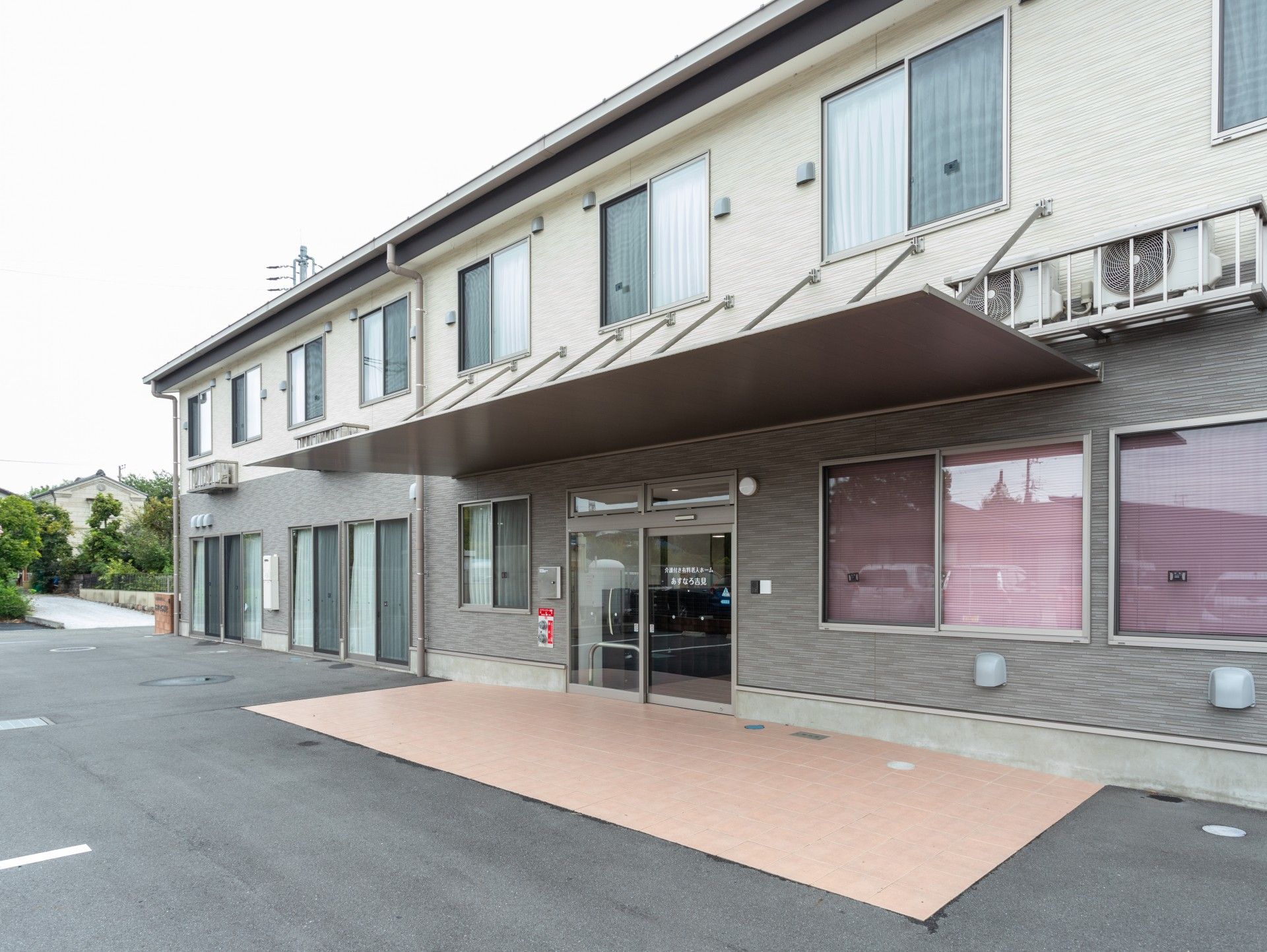 明るい入り口の建物
