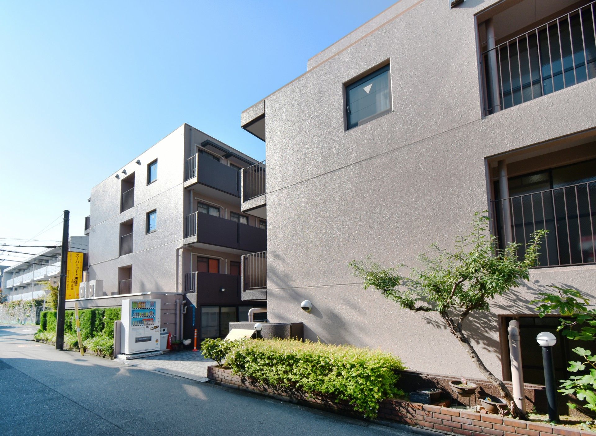 のぼり旗が建っている4階建ての建物