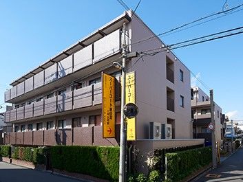 「スーパー・コート東住吉2号館」の案内がある4階建ての建物