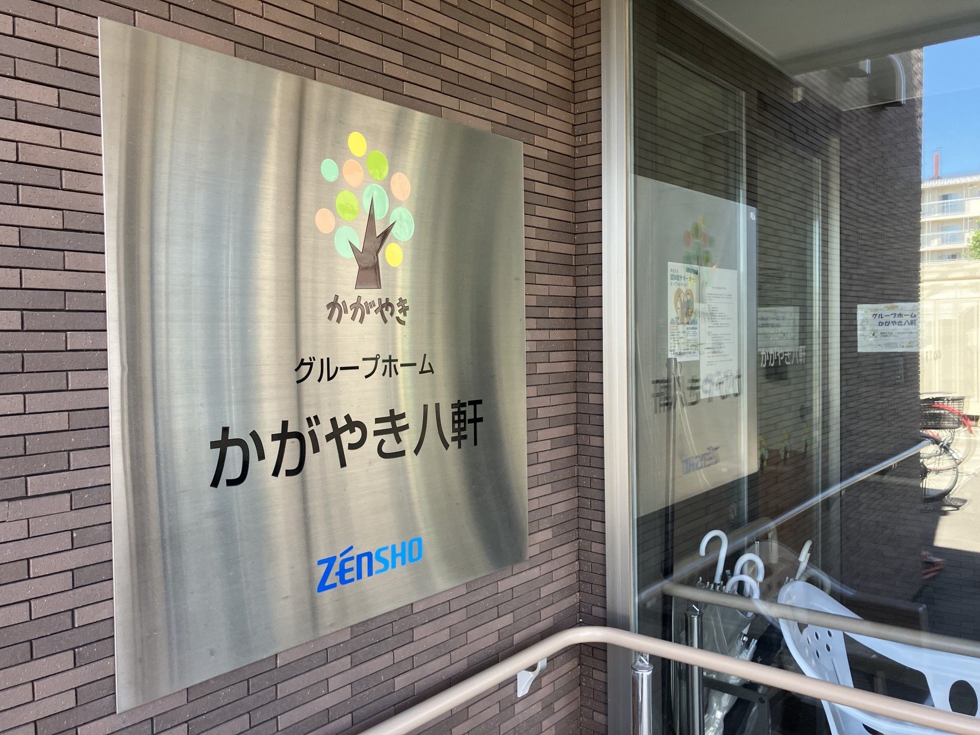 新聞を読む男性の様子