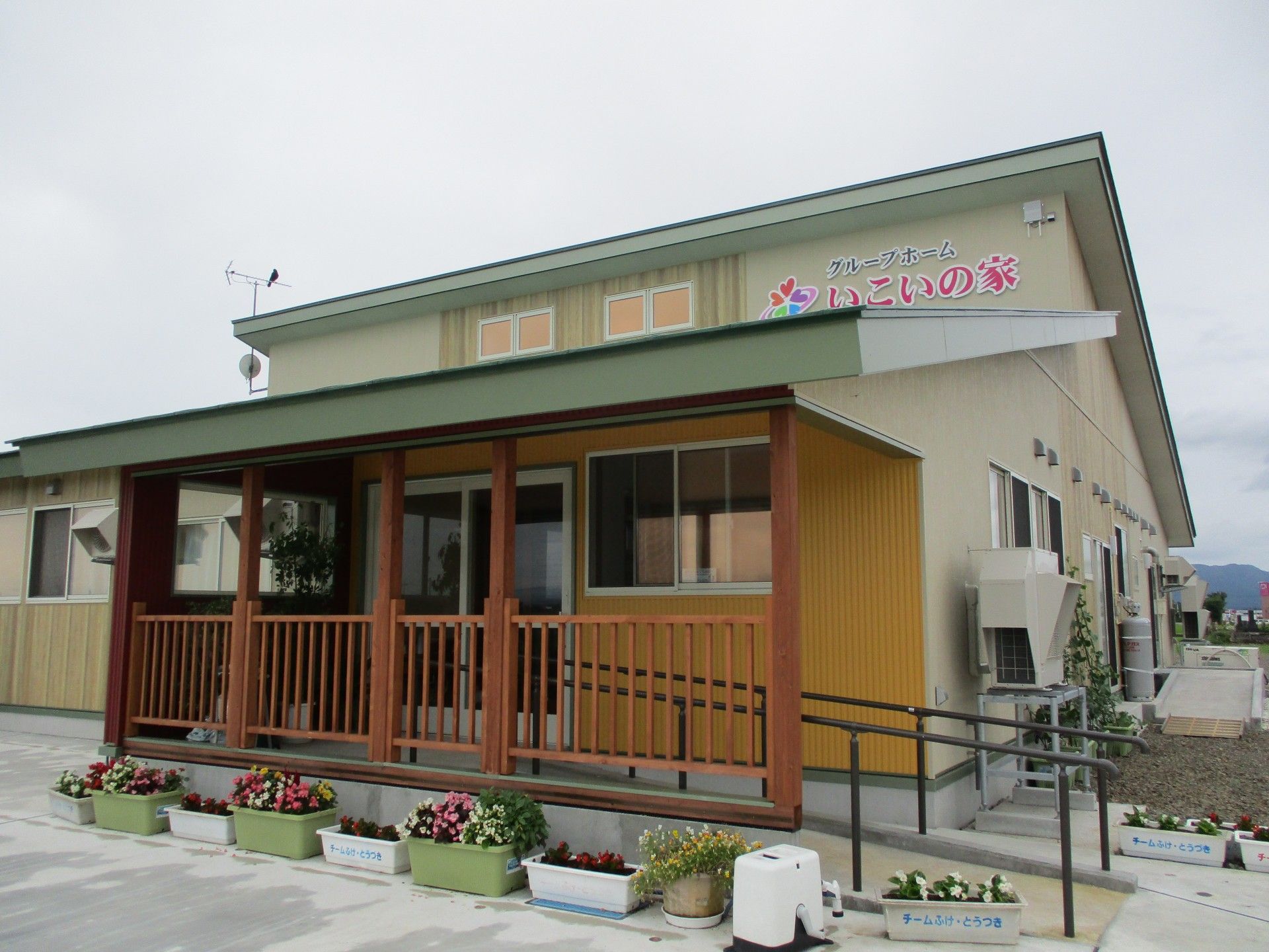 花壇が彩る建物の外観