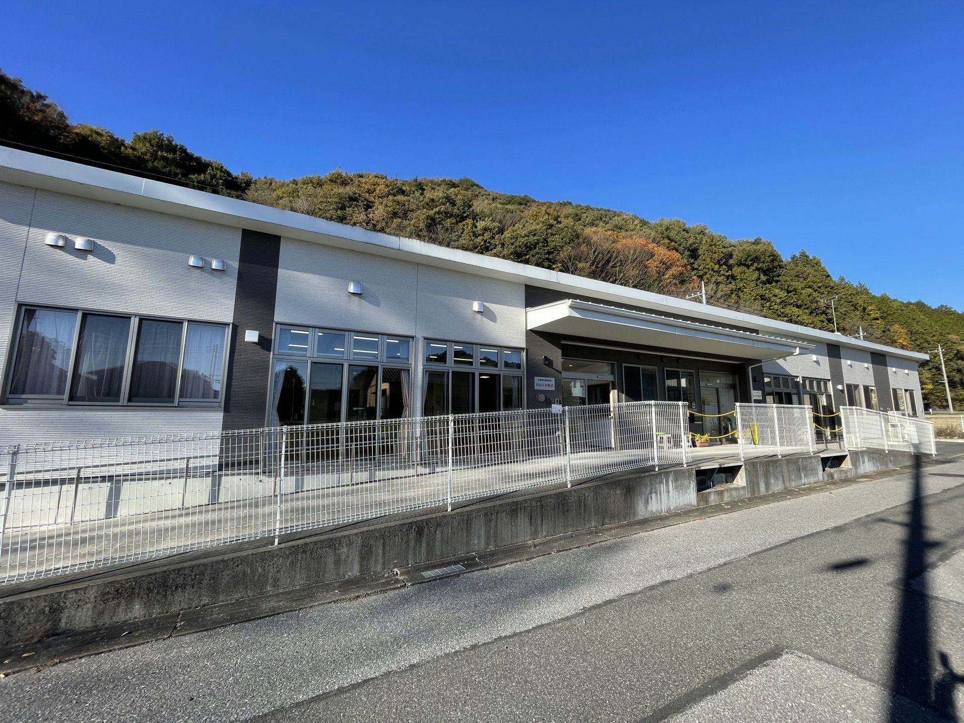 明るい外観の建物