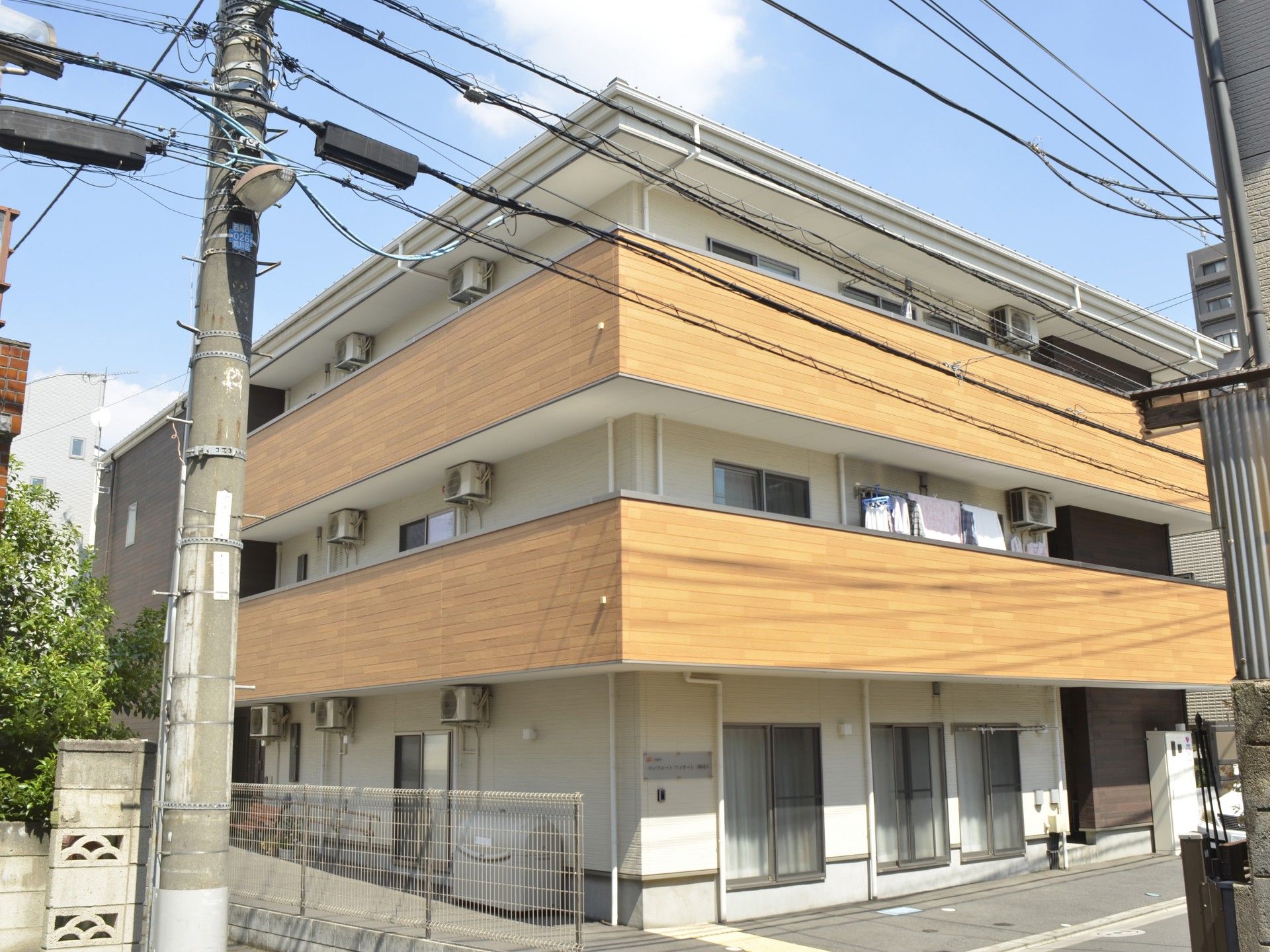 木目調の外観の建物