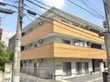 木目調の外観の建物