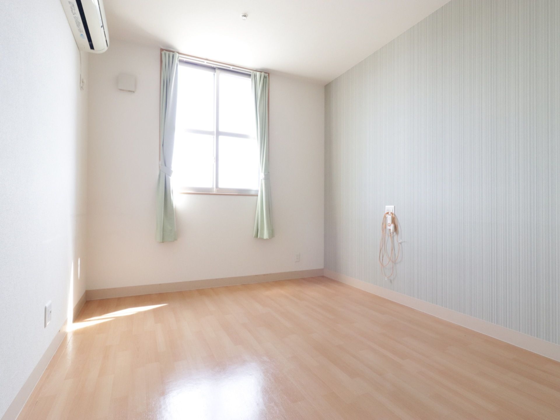 大きな窓から日の光がたっぷりと入ってくる居室。エアコンがついており、快適な温度で過ごすことができる。