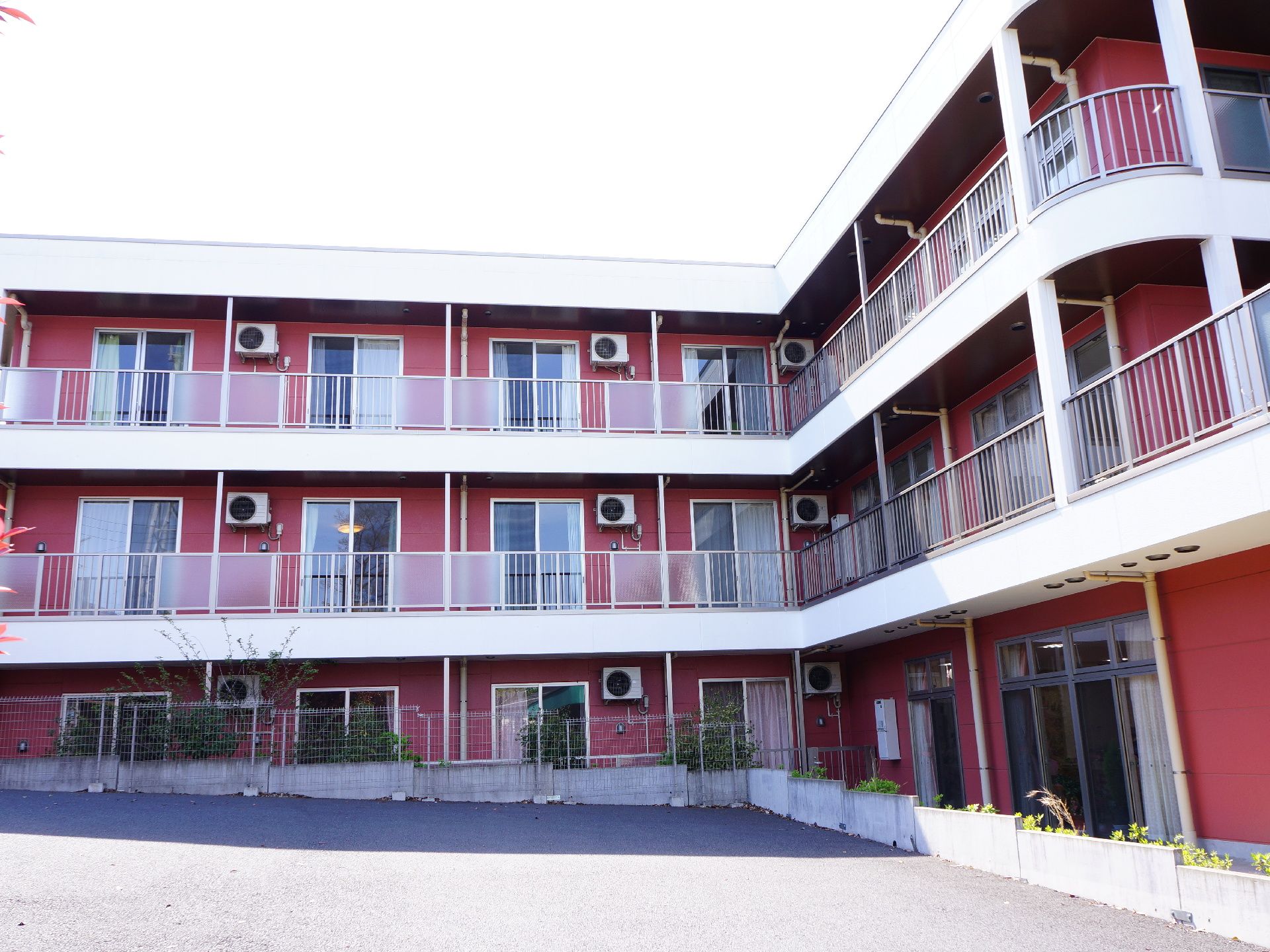 建物は3階建てとなっている。建物には、たくさんの窓があることから、たくさんの部屋も存在していることが解る。