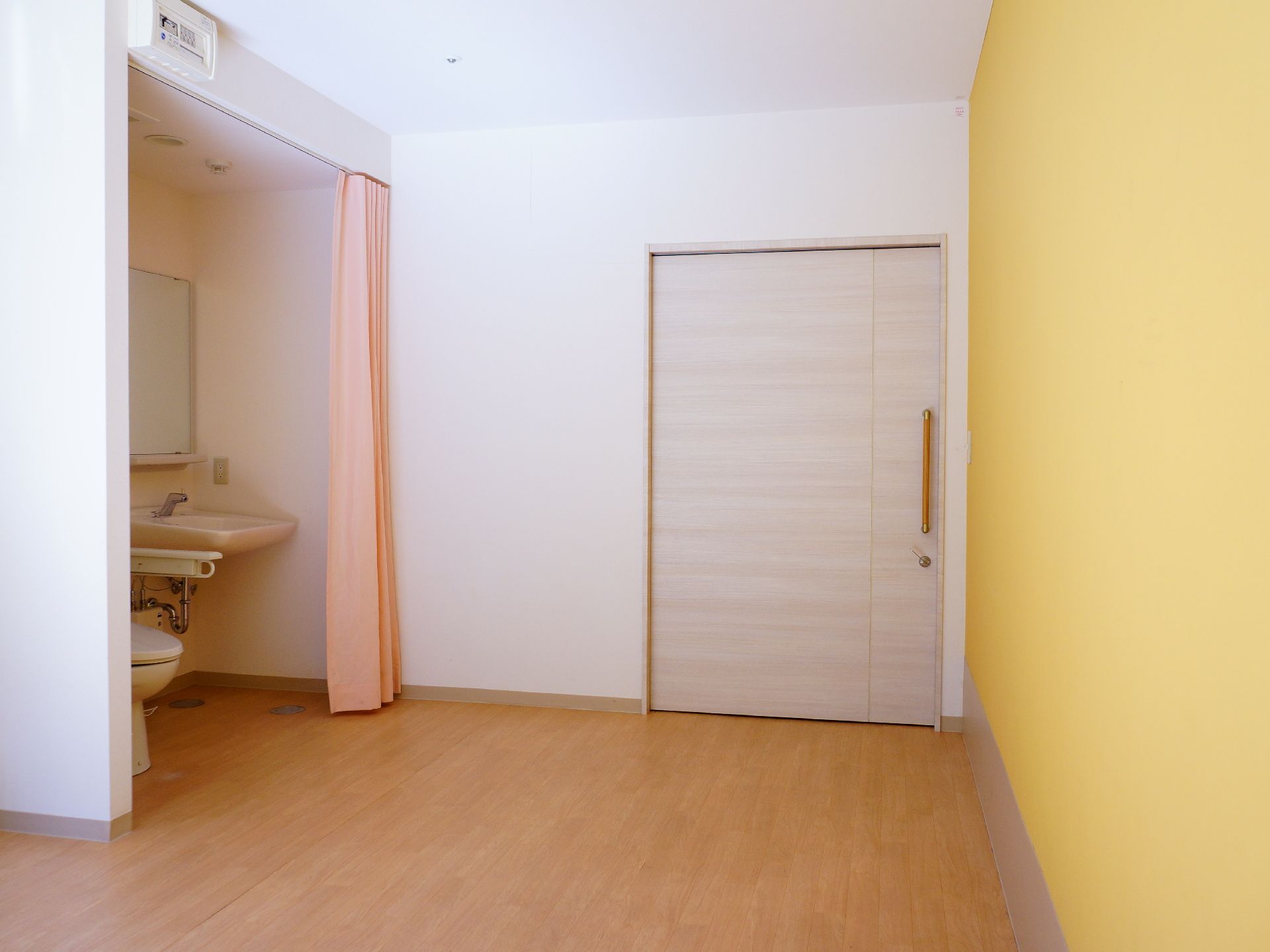 部屋にはトイレと洗面台が隣同士で設置されている。トイレと洗面台がある場所はベッドと逆側となっている。