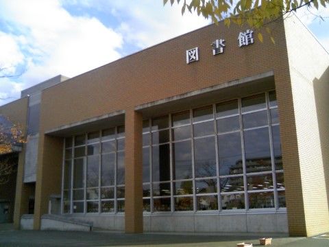 施設の近辺には多くの本を有する図書館があり、その中から好きな本を選んでゆったりと読書を楽しむことができる。