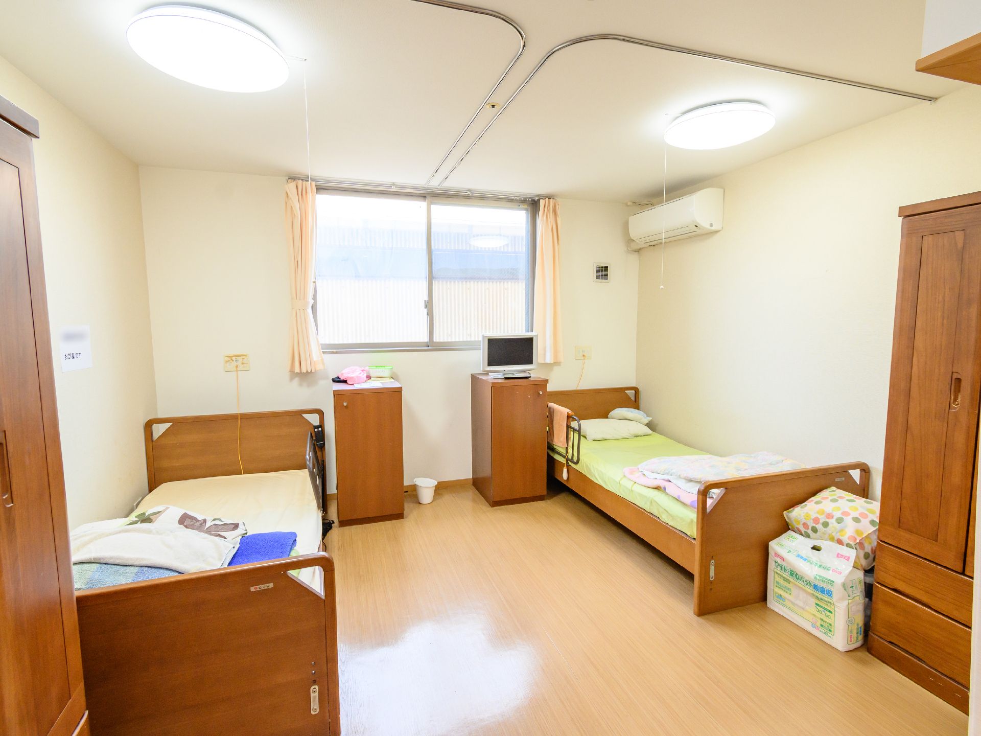 ベッドとタンスが備え付けられた居室