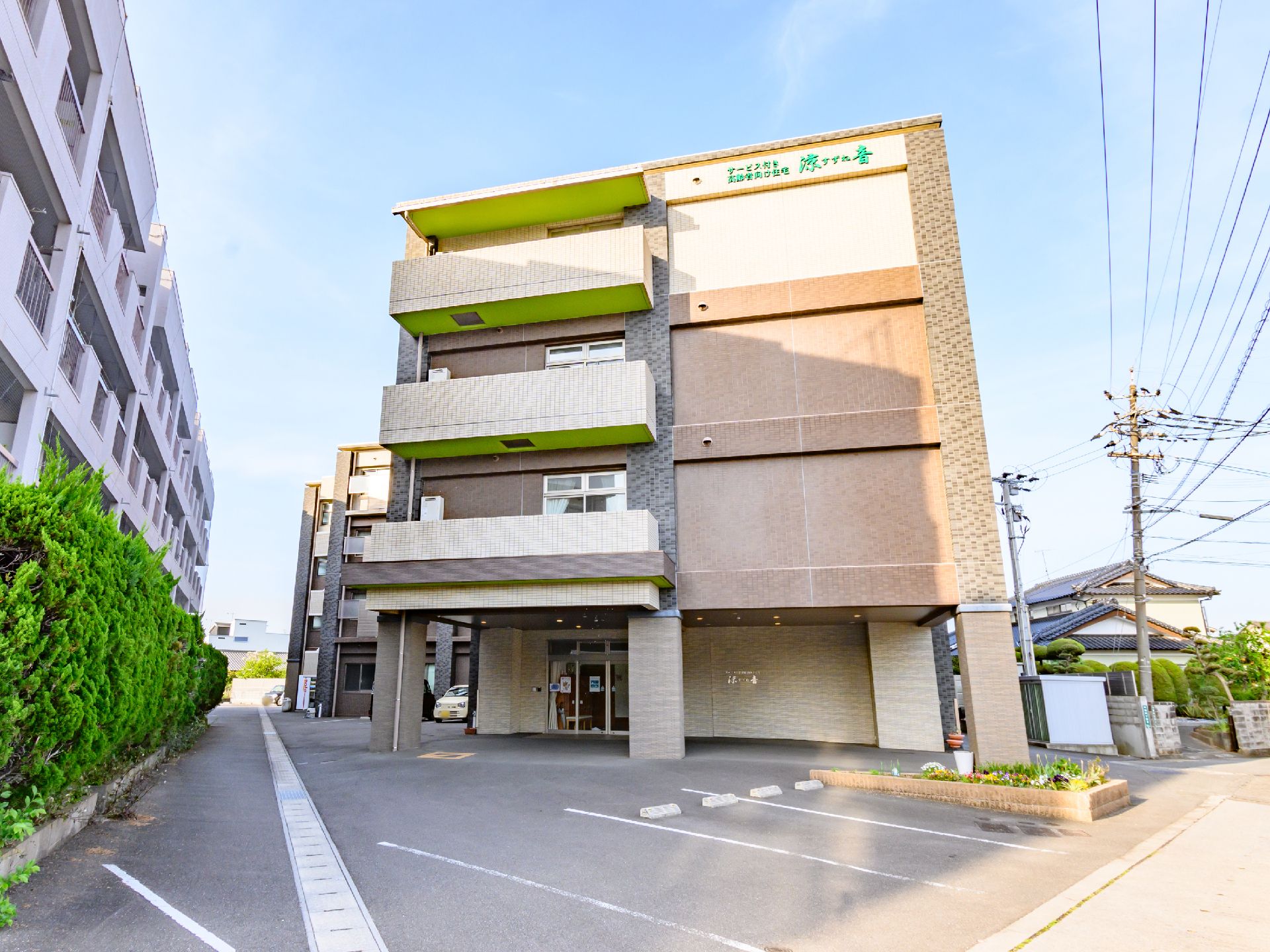 シックな色合いで、老人ホームとは思えないほどお洒落に見える施設の外観