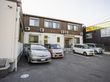 駐車場のある建物外観