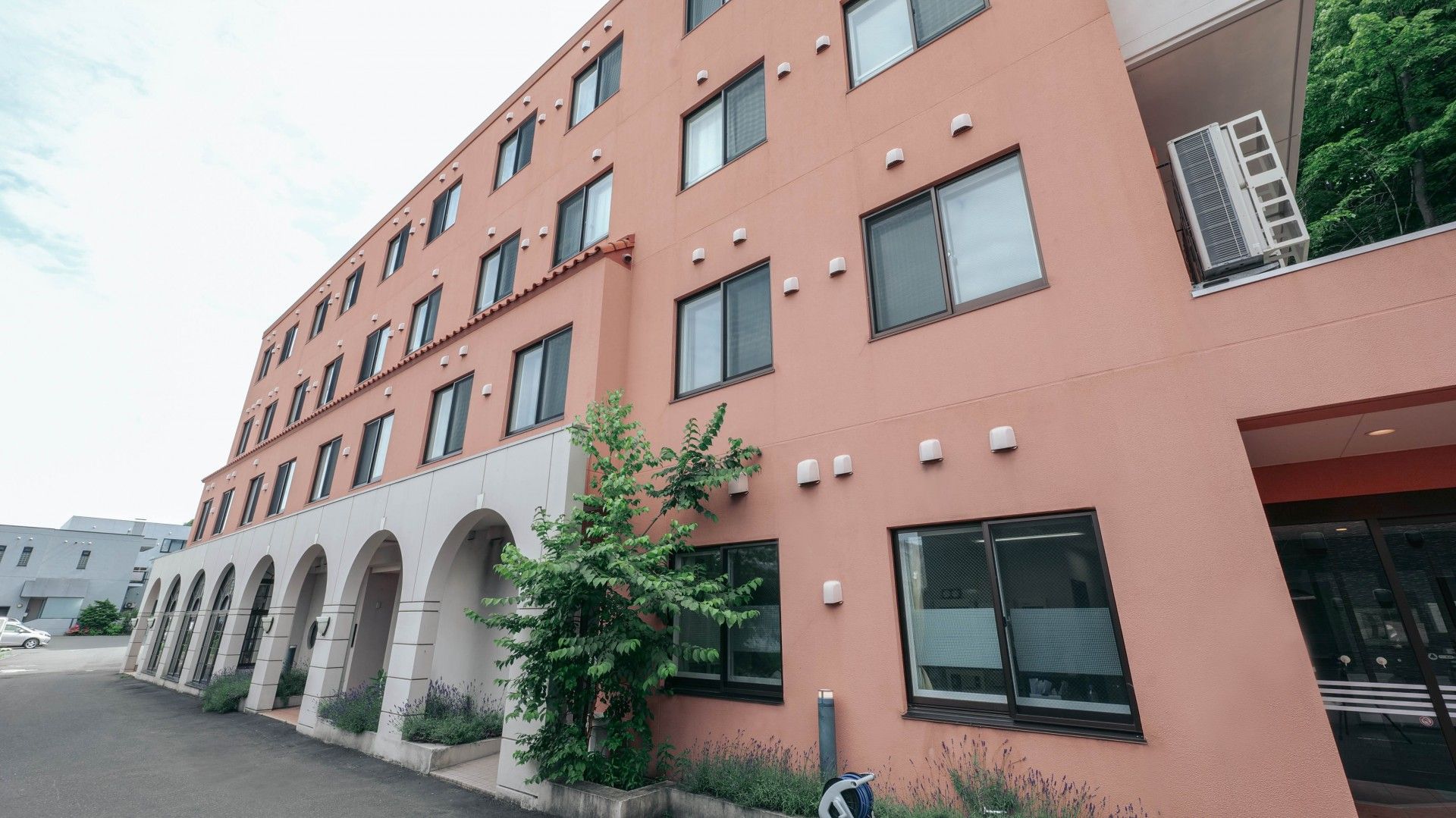 落ち着いた色合いの建物外観
