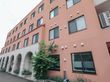 落ち着いた色合いの建物外観