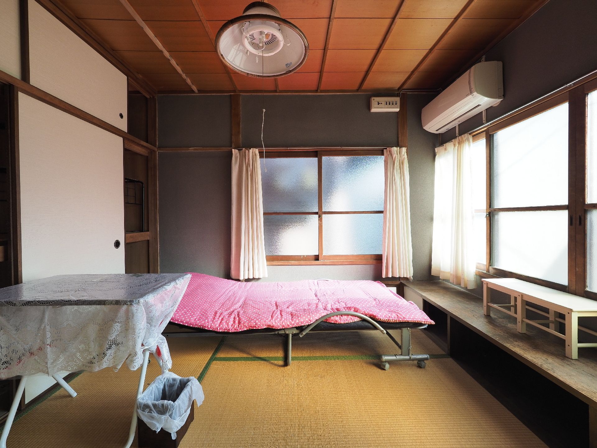 居室には簡易ベッドがある。キャスター付きの折畳み式になっており、入居者様の好みの位置に移動させることができる。
