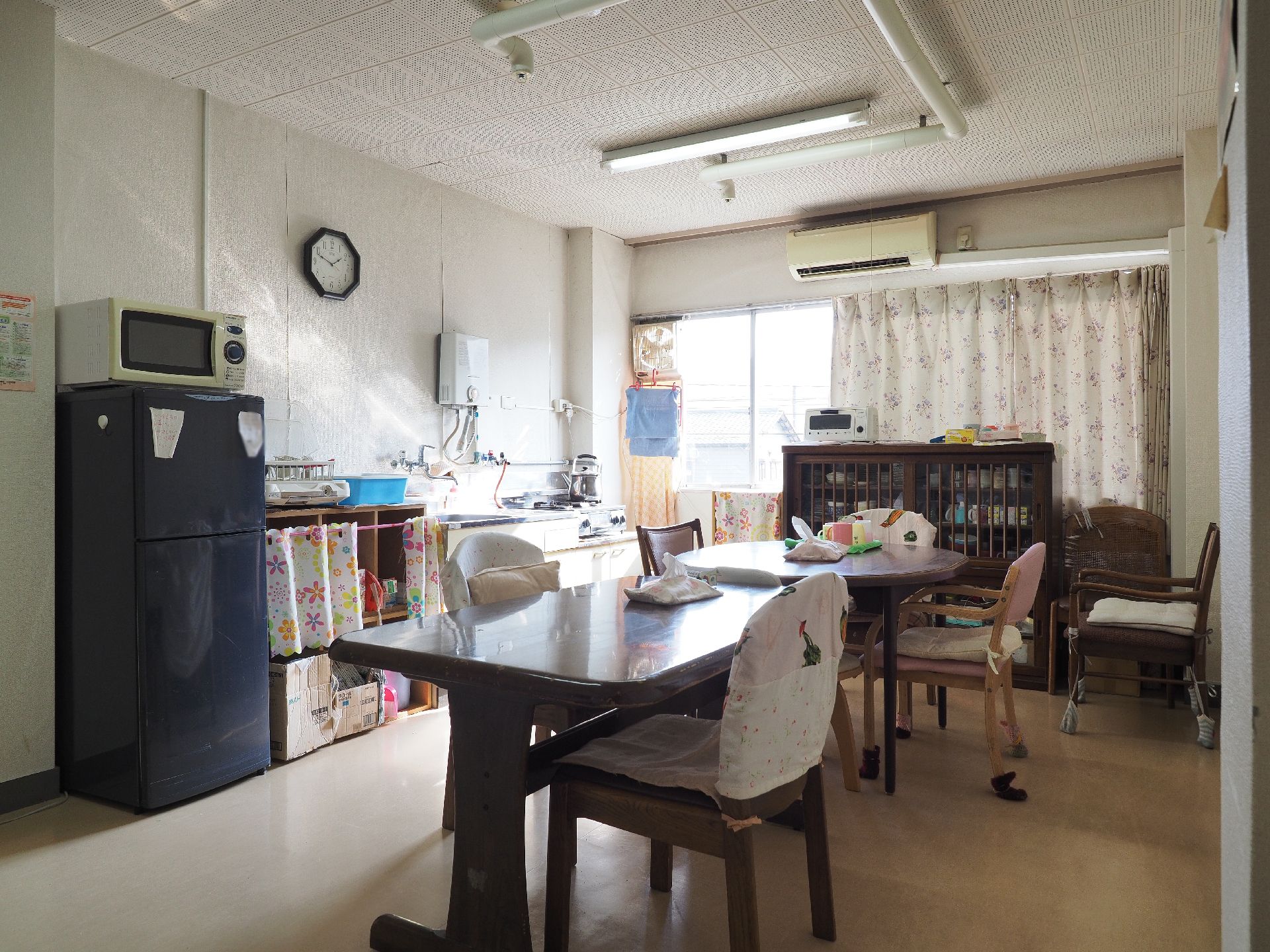 共有スペースの台には電子レンジを設置している。入居者様は料理を食べる際にはいつでも温めることが可能である。