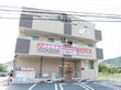 駐車場を完備した施設外観