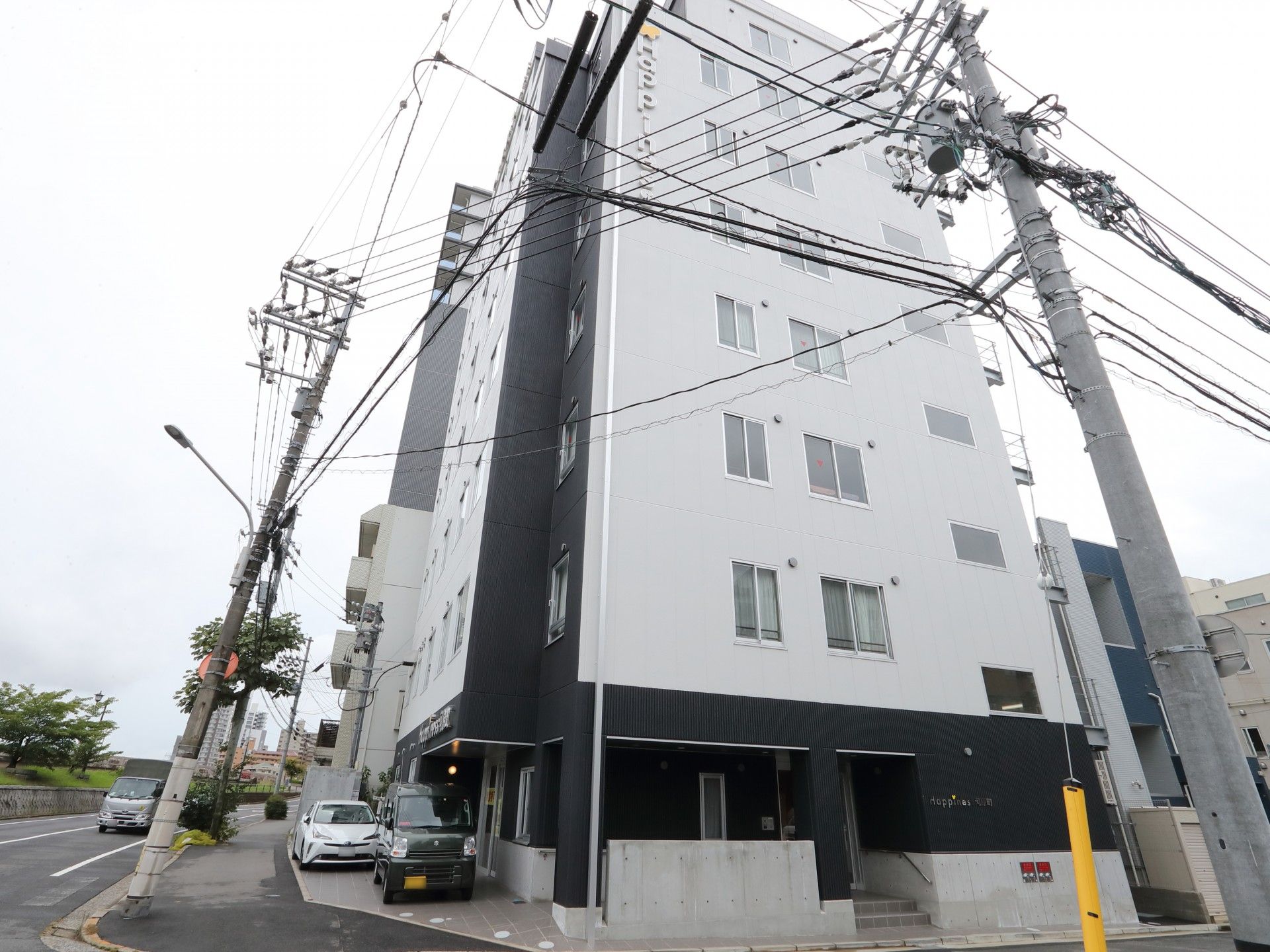 白と黒を基調とした外観