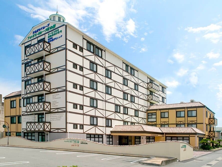 鉄骨造の背の高い建物の外観。サービス付き住宅アルザス・ロレーヌ虹の橋の外観