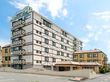 鉄骨造の背の高い建物の外観。サービス付き住宅アルザス・ロレーヌ虹の橋の外観