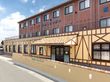 日当たりが良い場所にある静養風の建物。サービス付き住宅の外観を写したもの