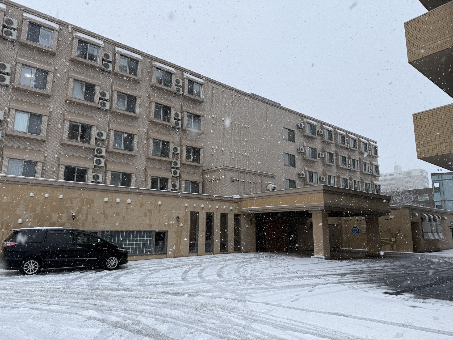 雪の降る建物の外観