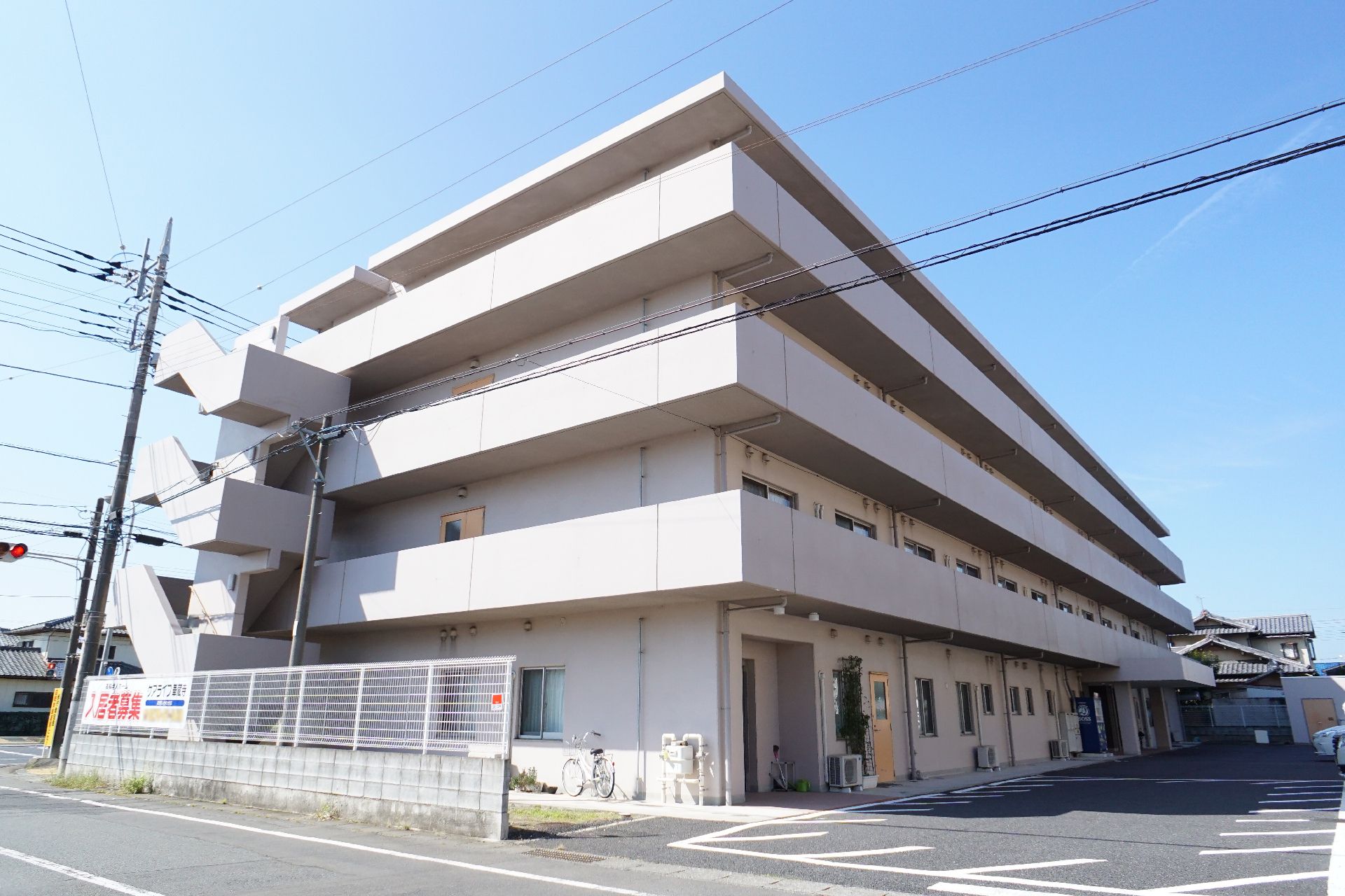 道路から見た、斜め前から見た施設全体の外観