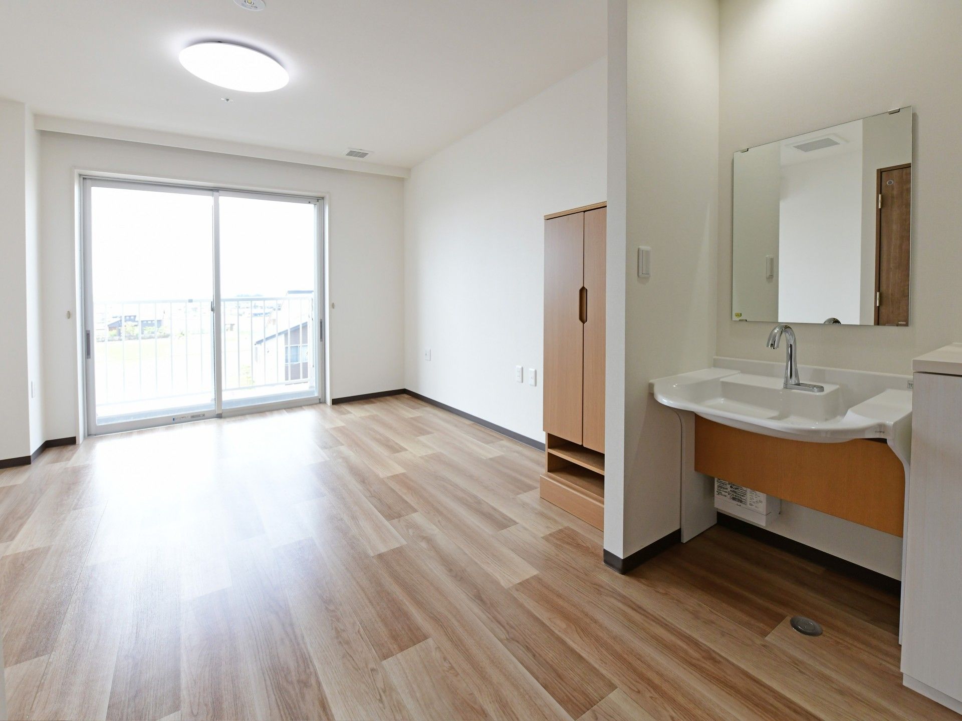 部屋でのんびりと過ごす高齢男性