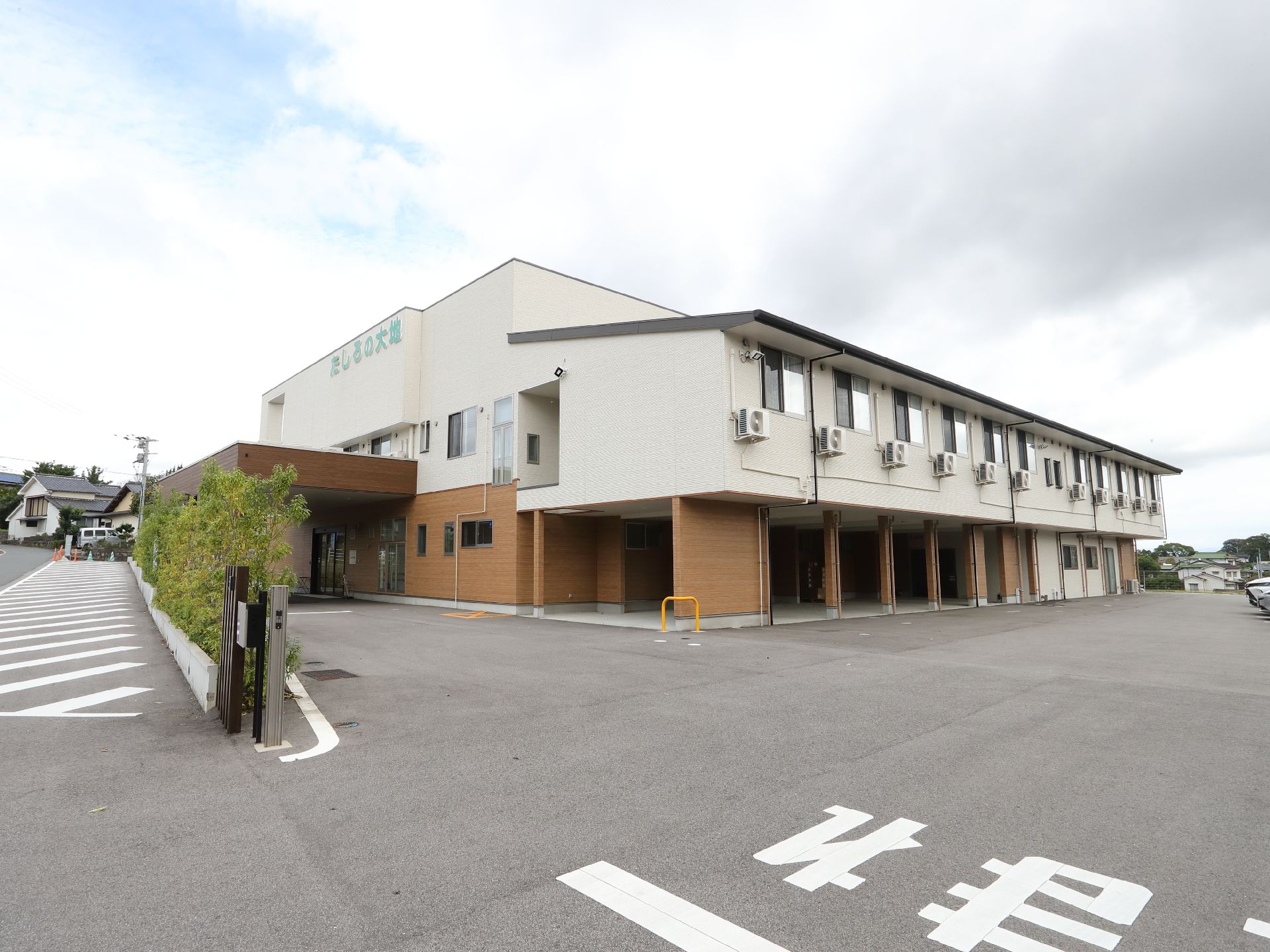 白と茶色のモノトーンカラーの外観