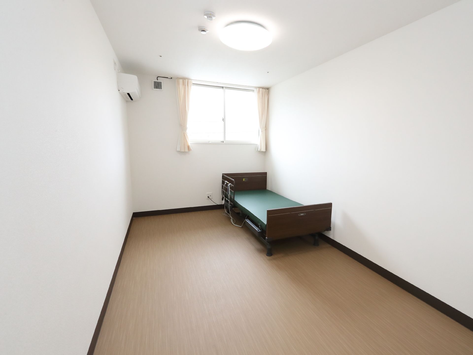 シンプルな設計の居室