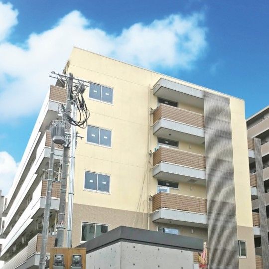 明るい建物の外観