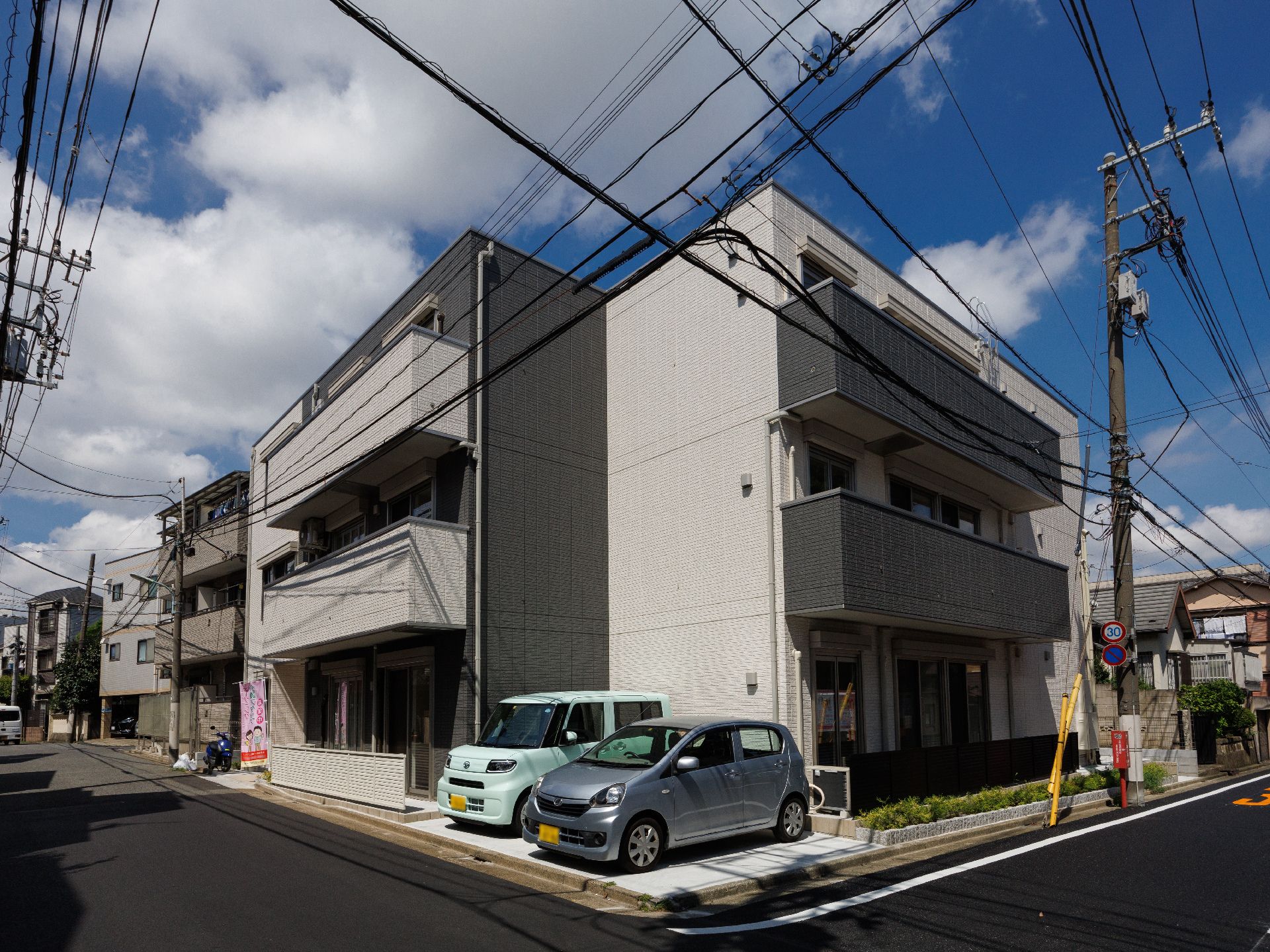 モノトーンな落ち着いた色調をした外観のグループホーム