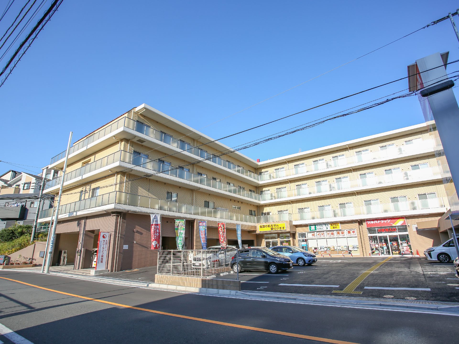 駐車場も近隣にある介護施設の外観