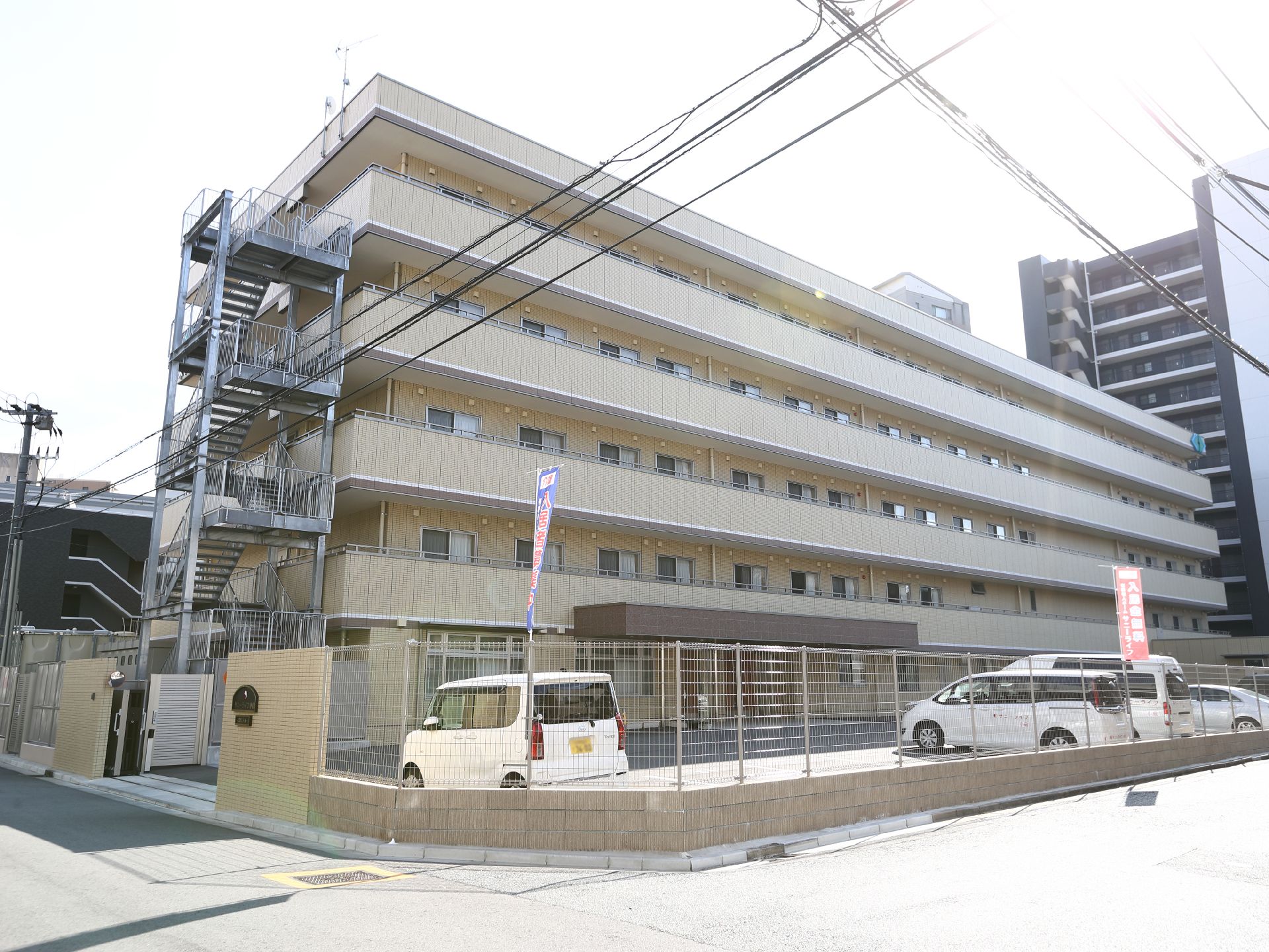 駐車場が設置されている介護施設の外観