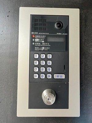 オートロックのシステムには数字のキーやカメラ、マイクなどが付いている。
