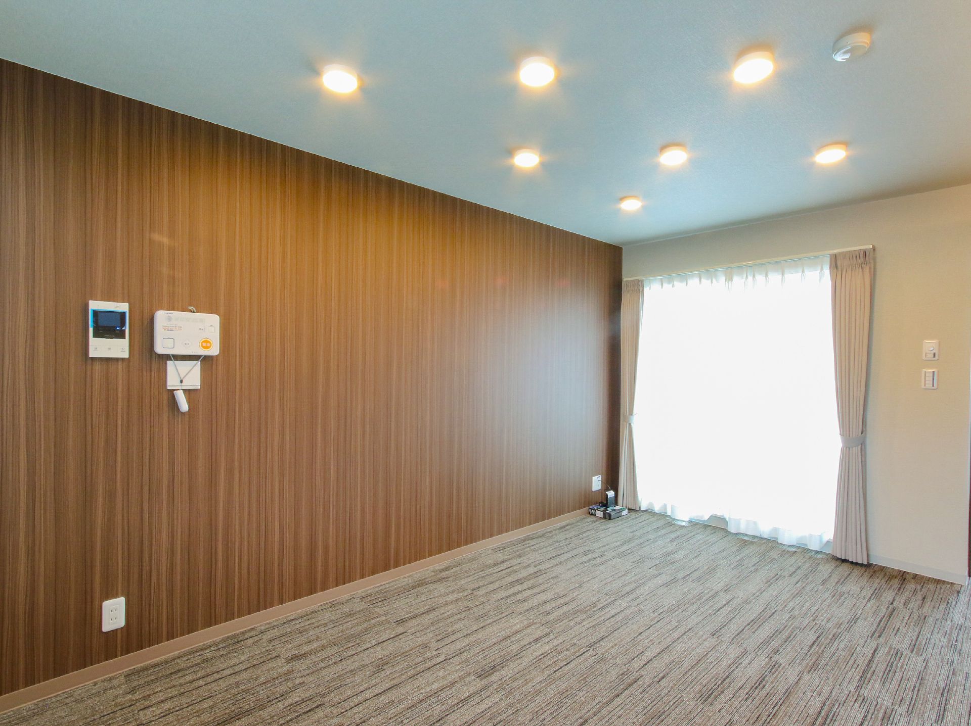 掃き出し窓のあるロビー