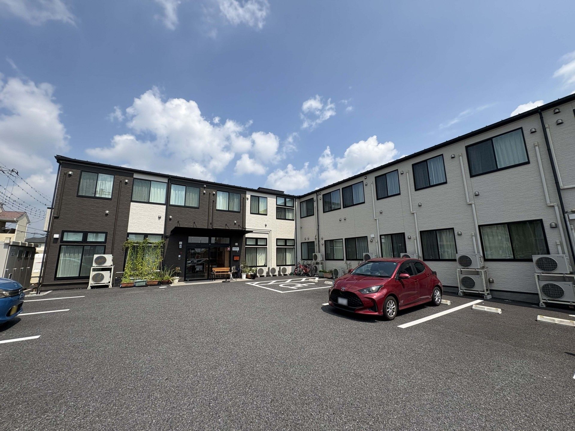 駐車場のある建物外観