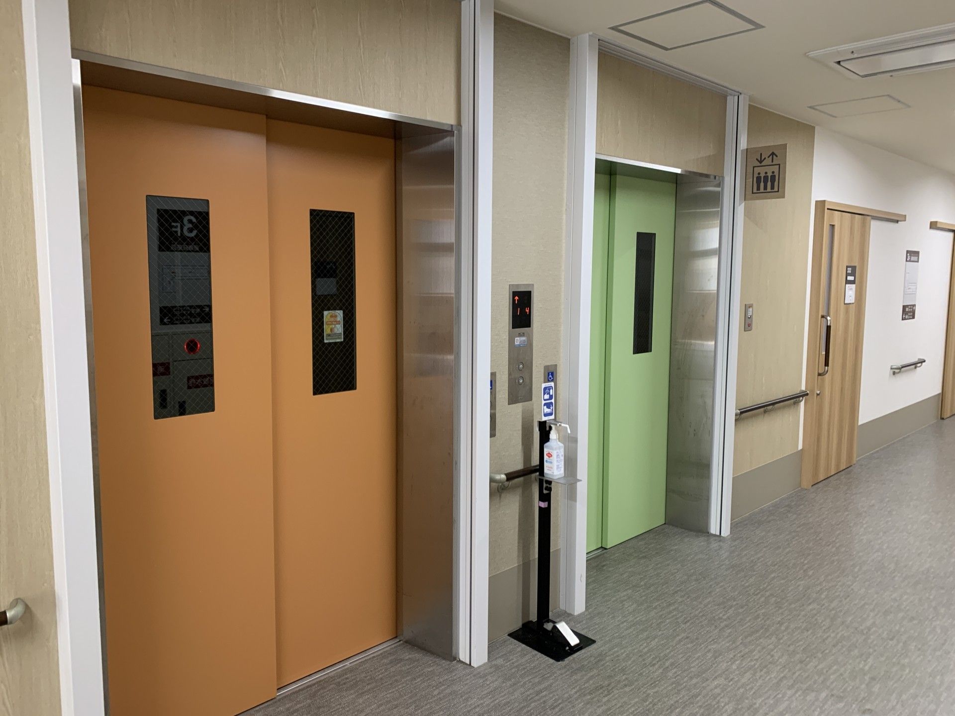 エレベーターのある廊下