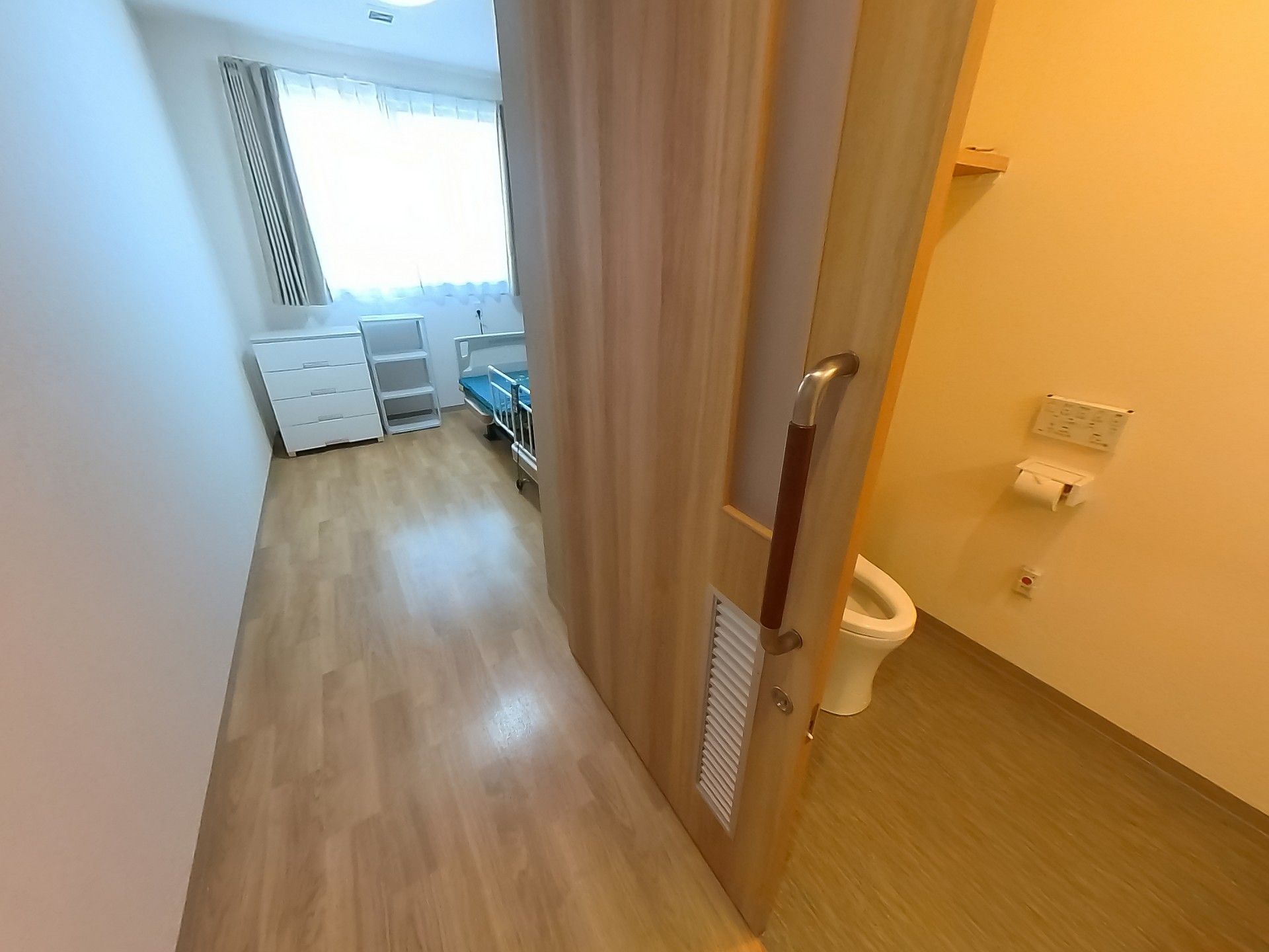明るい個室の入口