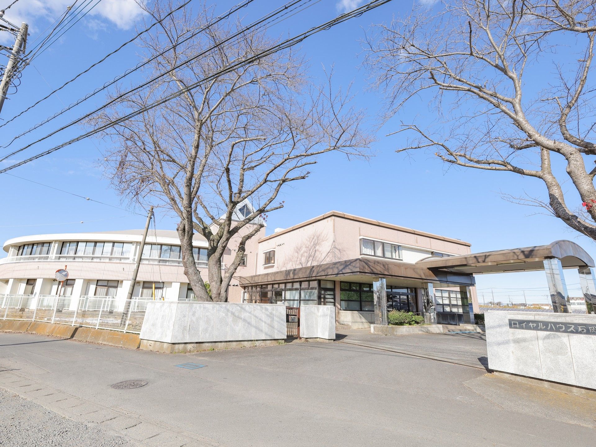 広い敷地の建物外観