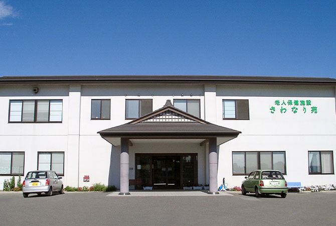 広い駐車場のある建物