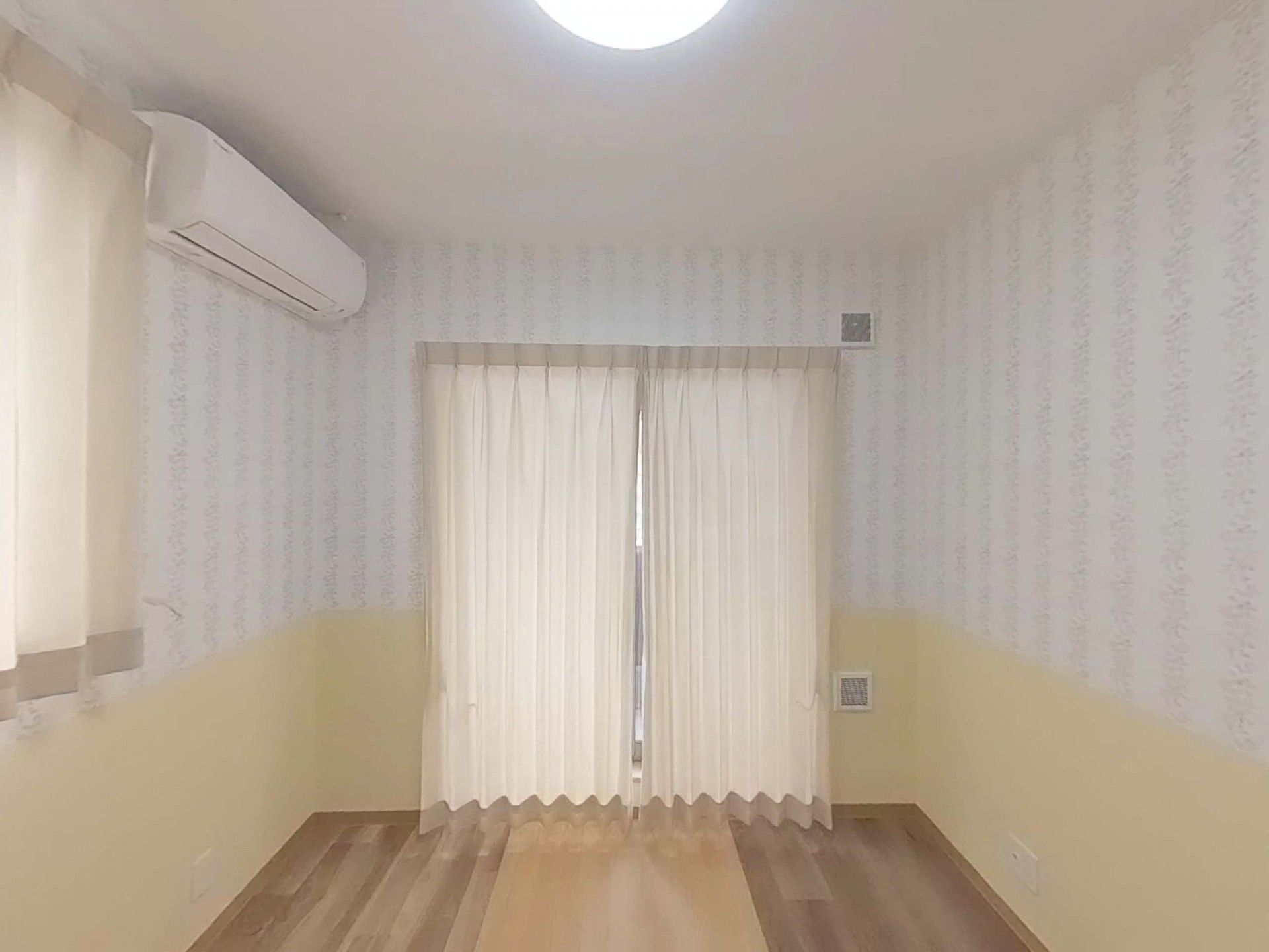 2色の壁紙のお部屋