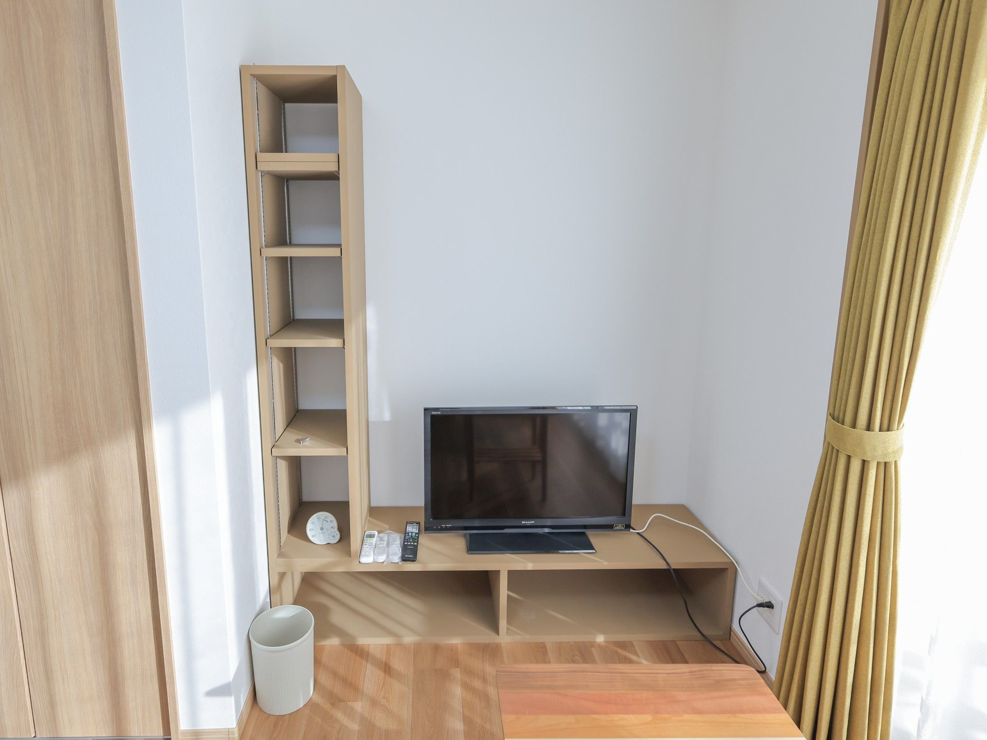 テレビと棚のある部屋
