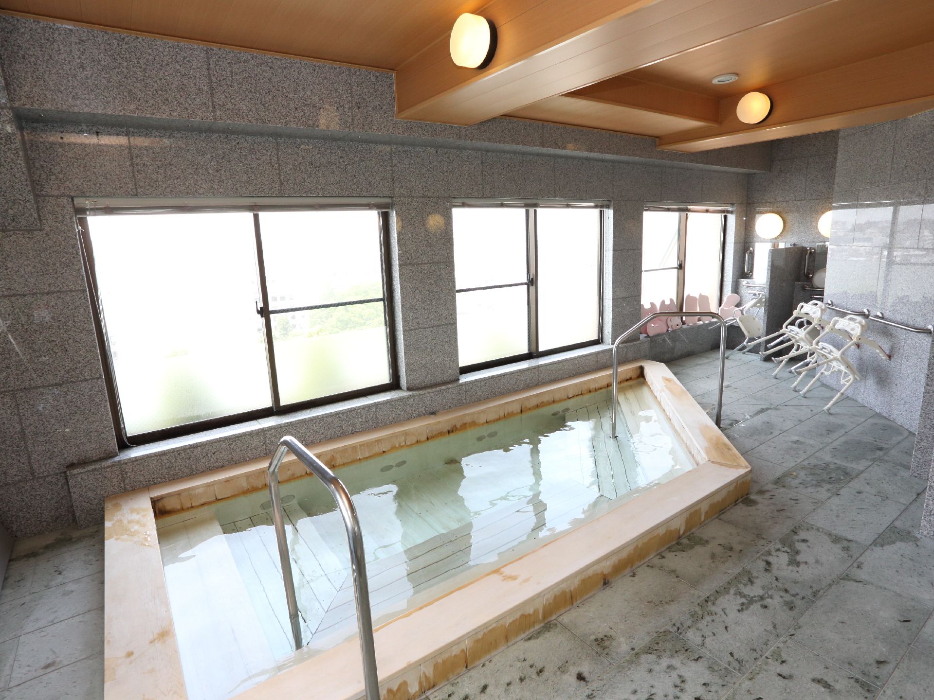 富士山も望める檜で作られた展望風呂。10階にあり周囲のパノラマが目を楽しませてくれる。段差があるので座ってゆっくりと浸かる事ができる。