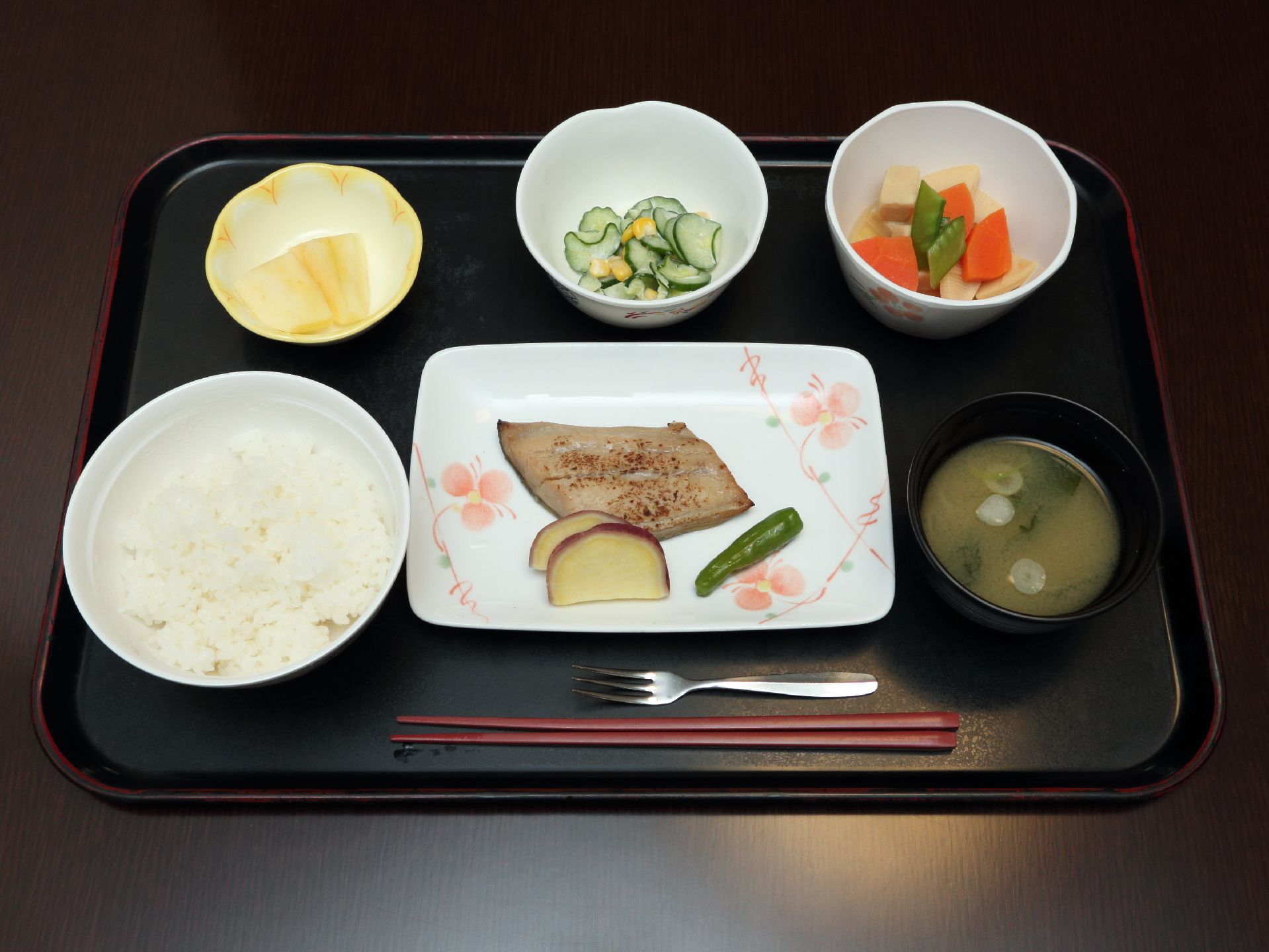 主菜、副菜とバランスのとれたヘルシーな食事である。彩もきれいで盆に乗せられているのでこぼした時も安心である。