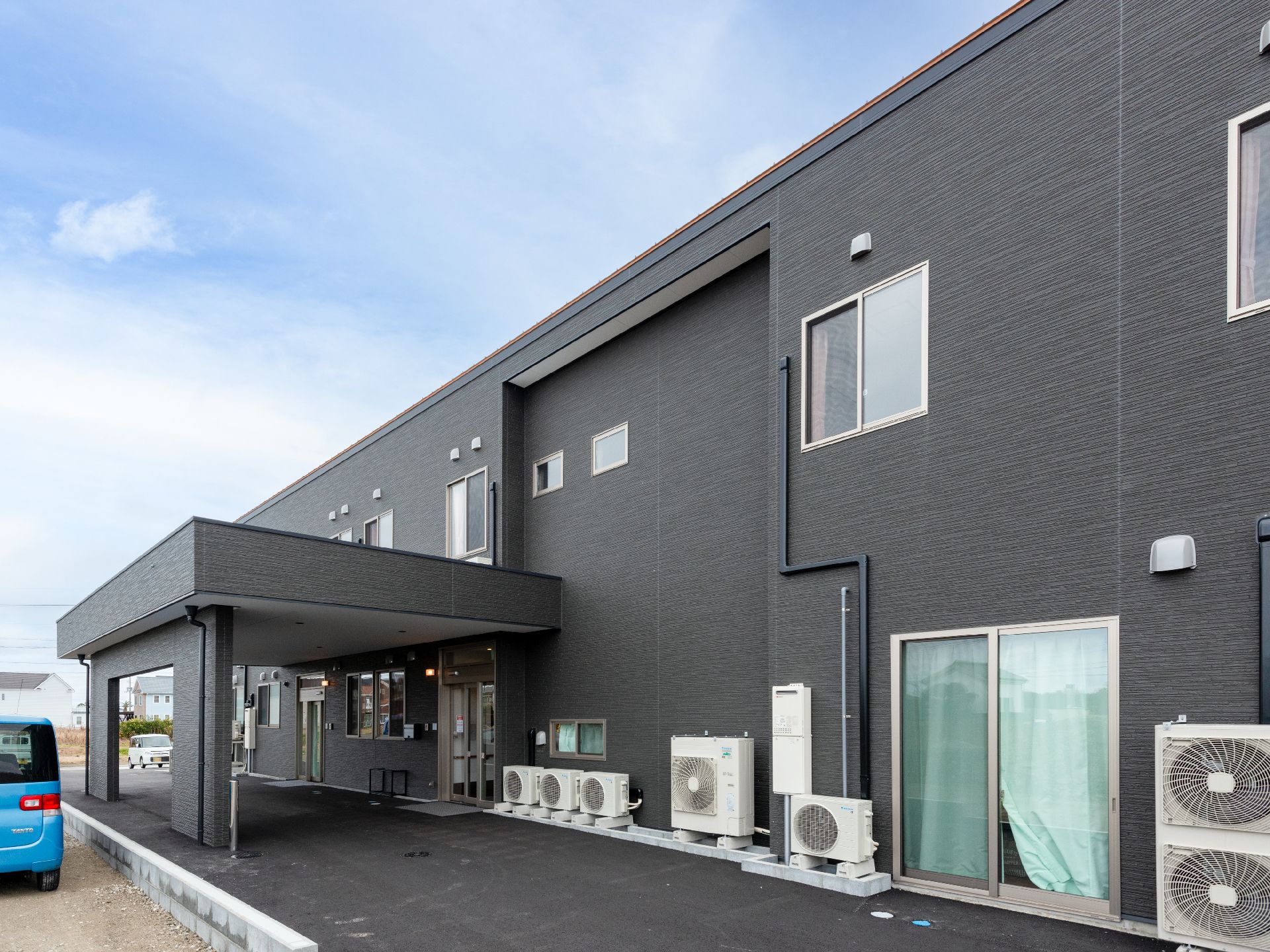 玄関に屋根が設置されている施設